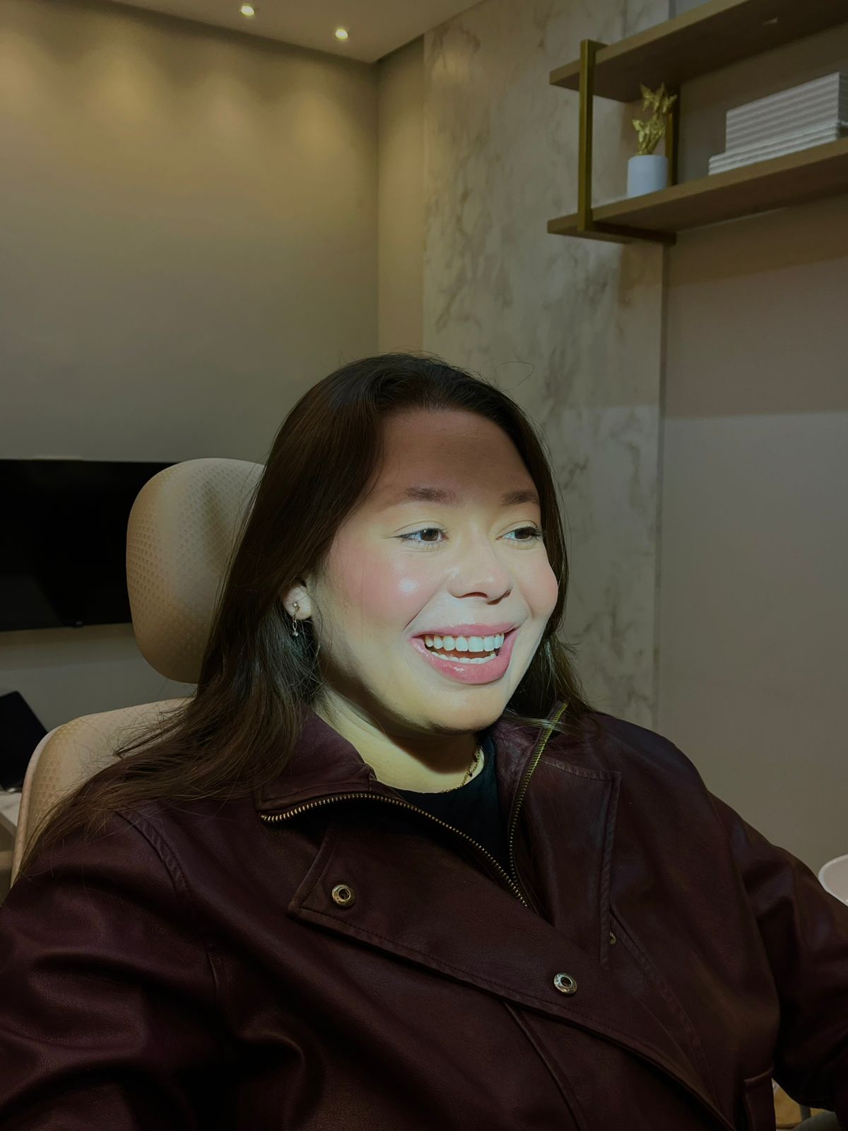 Paciente sorrindo após atendimento odontológico
